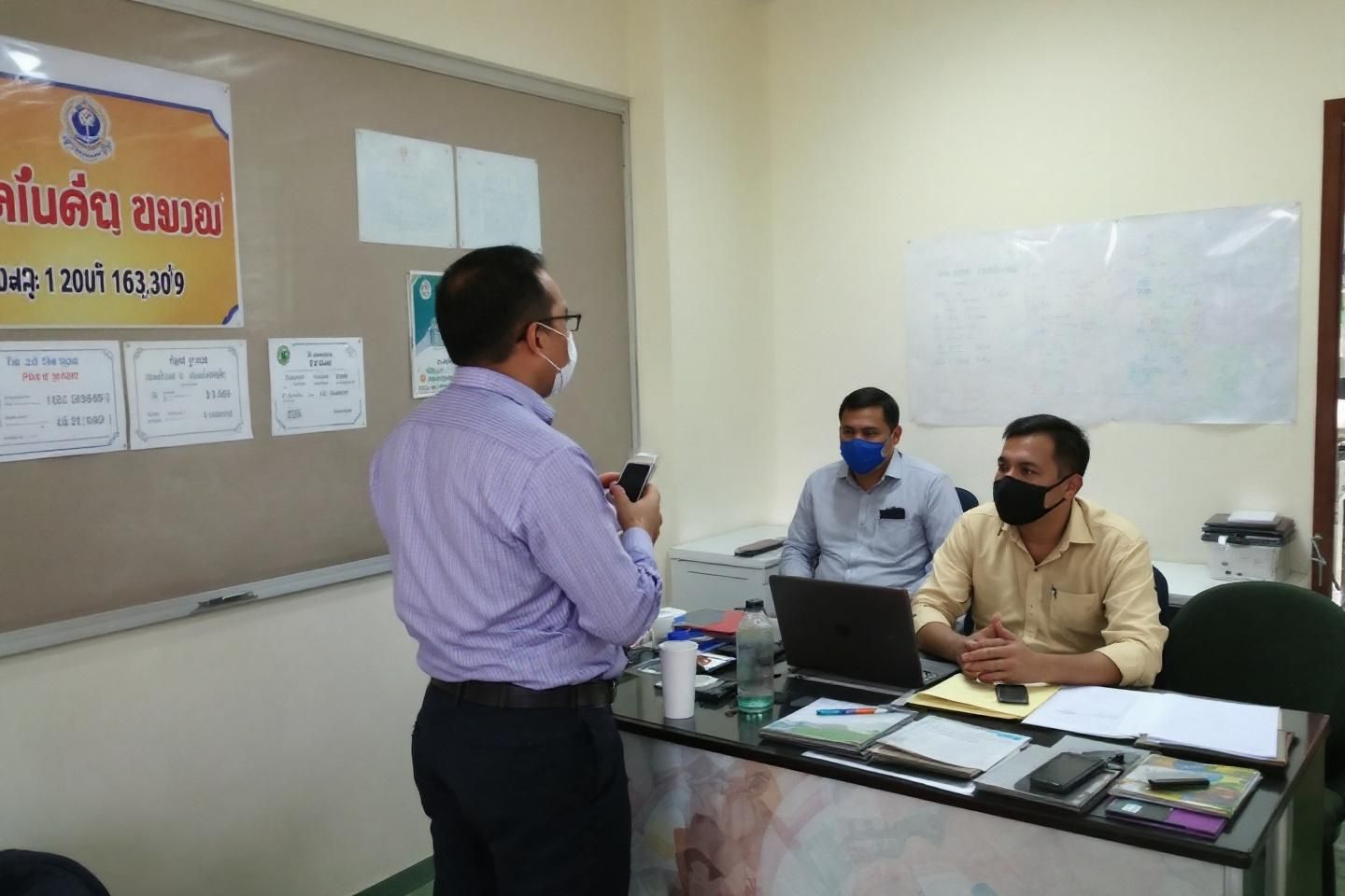 In what ways do Phnom Penh business services facilitate access to tax incentives for priority sectors?